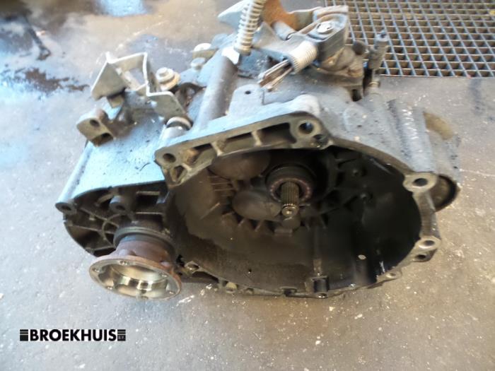 Gebrauchte Getriebe Volkswagen Passat Variant (3C5) 2.0 TDI 140 Preis auf Anfrage angeboten von Autobedrijf Broekhuis B.V.