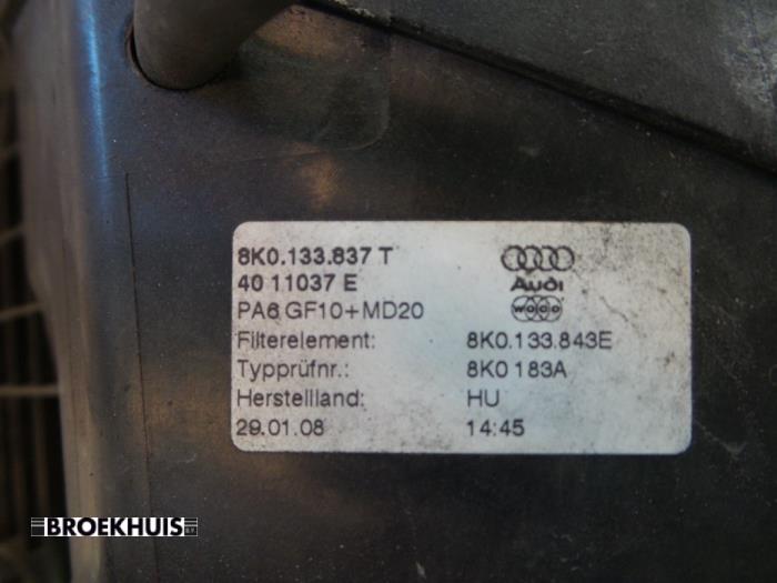 Boîtier filtre à air d'un Audi A4 (B8) 2.0 TDI 16V 2008