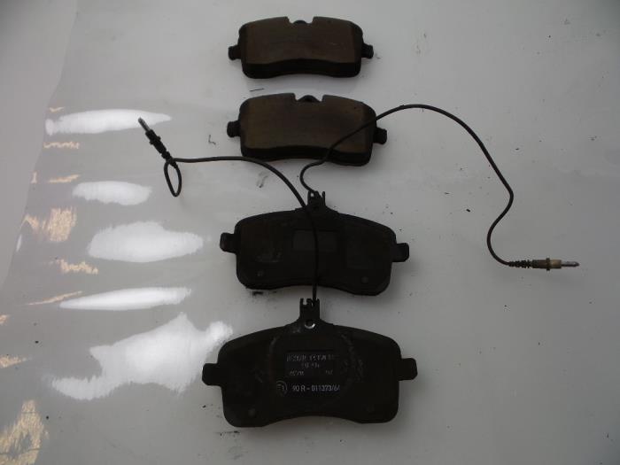 Front brake pad from a Peugeot 407 (6D) 2.0 HDiF 16V 2006