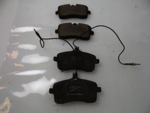 Used Front brake pad Peugeot 407 (6D) 2.0 HDiF 16V Price € 20,00 Margin scheme offered by Autobedrijf Broekhuis B.V.