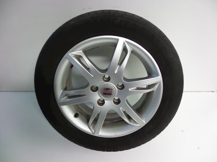 Sport rims set + tires from a Seat Leon (1P1) 1.6 TDI 16V 105 2010