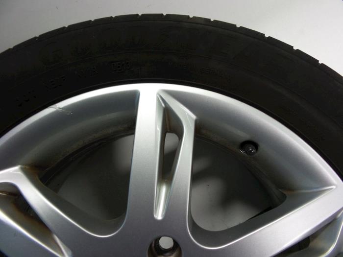 Sport rims set + tires from a Seat Leon (1P1) 1.6 TDI 16V 105 2010