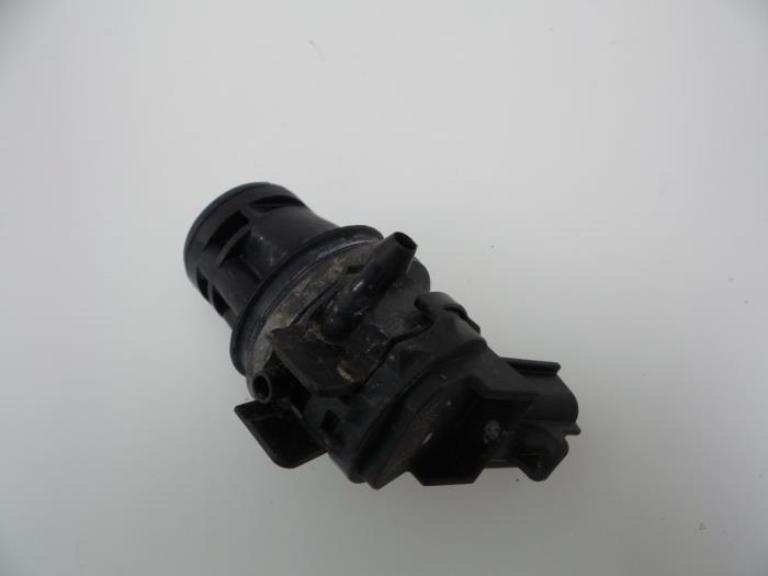 Używane Pompa spryskiwacza przód Mazda 5 (CR19) 1.8i 16V Cena € 10,00 Procedura marży oferowane przez Autobedrijf Broekhuis B.V.