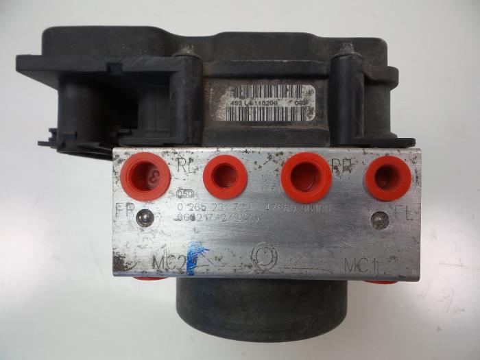 Usagé Bloc ABS Nissan Note (E11) 1.6 16V Prix € 40,00 Règlement à la marge proposé par Autobedrijf Broekhuis B.V.