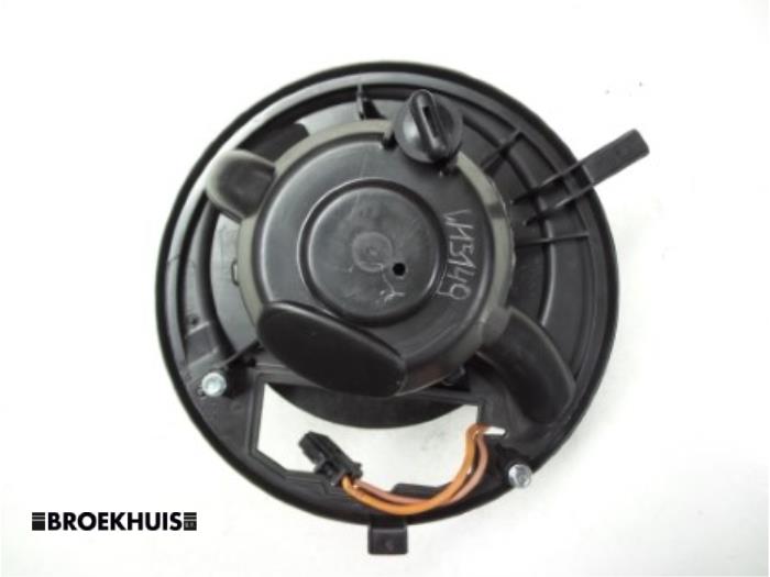 Heating and ventilation fan motor from a Audi Q3 (8UB/8UG) 2.0 16V TFSI 170 Quattro 2013