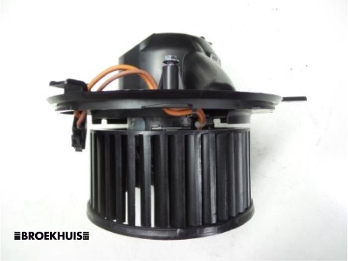 Heating and ventilation fan motor from a Audi Q3 (8UB/8UG) 2.0 16V TFSI 170 Quattro 2013