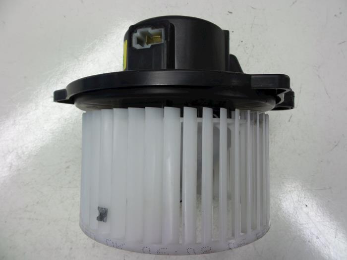 Heating and ventilation fan motor from a Hyundai i10 (F5) 1.2i 16V 2011