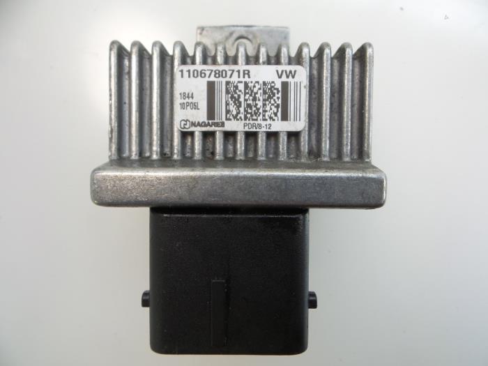 Glow plug relay from a Renault Captur (2R) 1.5 Energy dCi 90 FAP 2014