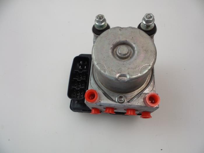 Begagnade ABS-pump Daihatsu Trevis 1.0 12V DVVT Pris € 40,00 Marginaltabell erbjuds av Autobedrijf Broekhuis B.V.