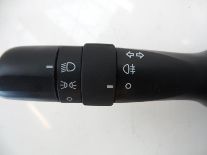 Indicator switch from a Toyota Yaris III (P13) 1.33 16V Dual VVT-I 2015