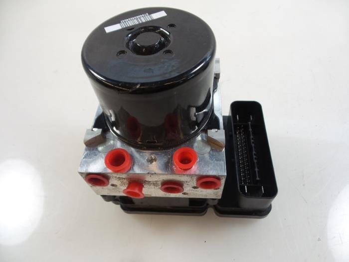 Used ABS pump Volvo V40 (MV) 2.0 D4 16V Price € 50,00 Margin scheme offered by Autobedrijf Broekhuis B.V.