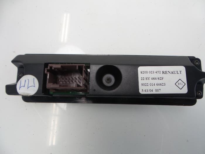 Radio control panel from a Renault Espace (JK) 2.2 dCi 150 16V Grand Espace 2005