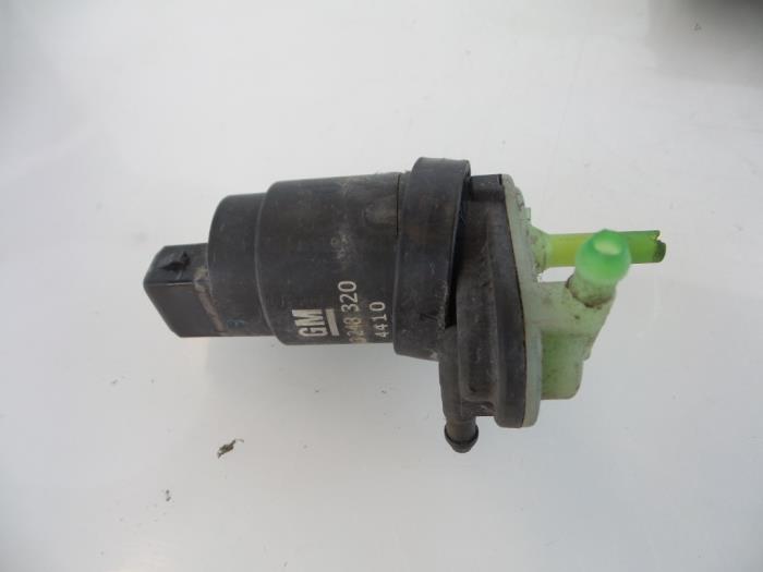 Windscreen washer pump from a Opel Zafira (M75) 1.7 CDTi 16V 2011