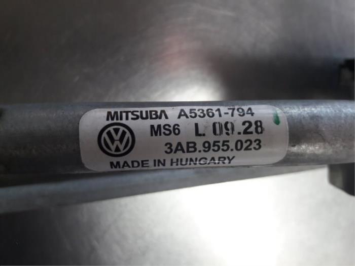 Wiper motor + mechanism from a Volkswagen Passat Variant (365) 1.6 TDI 16V Bluemotion 2012