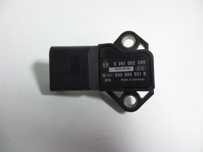 Boost pressure sensor from a Volkswagen Golf V (1K1) 1.9 TDI 2004