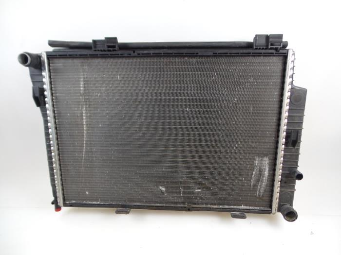 Usagé Radiateur Mercedes SLK (R170) 2.3 230 K 16V Prix € 25,00 Règlement à la marge proposé par Autobedrijf Broekhuis B.V.