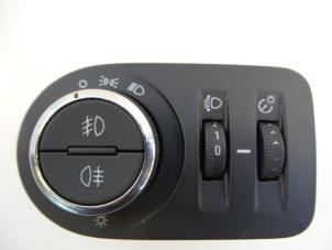 Gebrauchte Licht Schalter Opel Corsa D 1.3 CDTi 16V ecoFLEX Preis € 25,00 Margenregelung angeboten von Autobedrijf Broekhuis B.V.