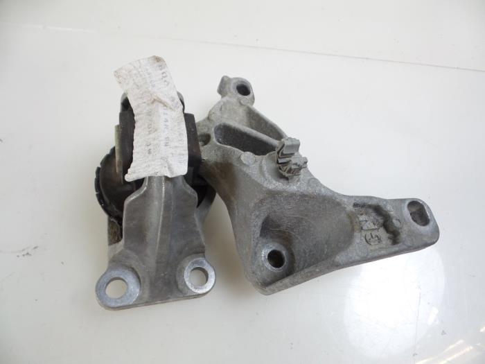 Used Engine mount Renault Scénic III (JZ) 1.6 16V Bifuel Price € 20,00 Margin scheme offered by Autobedrijf Broekhuis B.V.