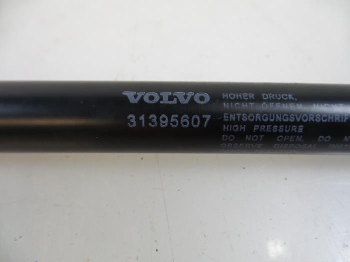 Gasdämpfer links hinten van een Volvo V40 (MV) 2.0 D4 16V 2014