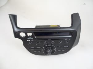 Używane Radioodtwarzacz CD Honda Jazz (GE6/GE8/GG/GP) 1.3 VTEC 16V Hybrid Cena € 85,00 Procedura marży oferowane przez Autobedrijf Broekhuis B.V.