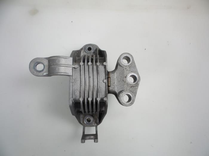 Usagé Support moteur Opel Astra J (PD5/PE5) 1.4 Turbo 16V Prix € 20,00 Règlement à la marge proposé par Autobedrijf Broekhuis B.V.