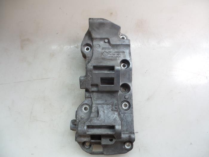 Usagé Support dynamo bas BMW 1 serie (F20) 118d 2.0 16V Prix € 20,00 Règlement à la marge proposé par Autobedrijf Broekhuis B.V.