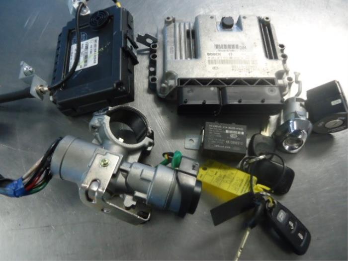 Used Injection computer Kia Carens III (FG) 2.0 CRDI VGT 16V Price € 50,00 Margin scheme offered by Autobedrijf Broekhuis B.V.
