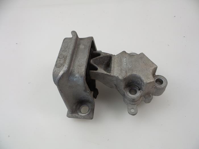Usagé Support moteur Renault Twingo II (CN) 1.2 16V Prix € 25,00 Règlement à la marge proposé par Autobedrijf Broekhuis B.V.