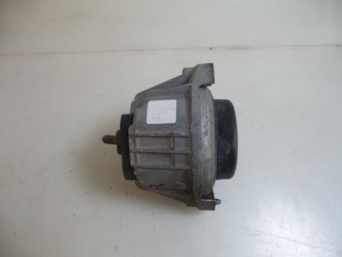 Engine mount from a BMW 3 serie (E90) 325i 24V 2005
