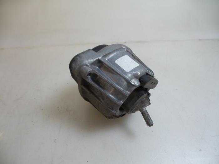 Engine mount from a BMW 3 serie (E90) 325i 24V 2005