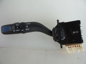 Usados Interruptor de indicador de dirección Mazda 6 (GG12/82) 2.0 CiDT 16V Precio € 20,00 Norma de margen ofrecido por Autobedrijf Broekhuis B.V.