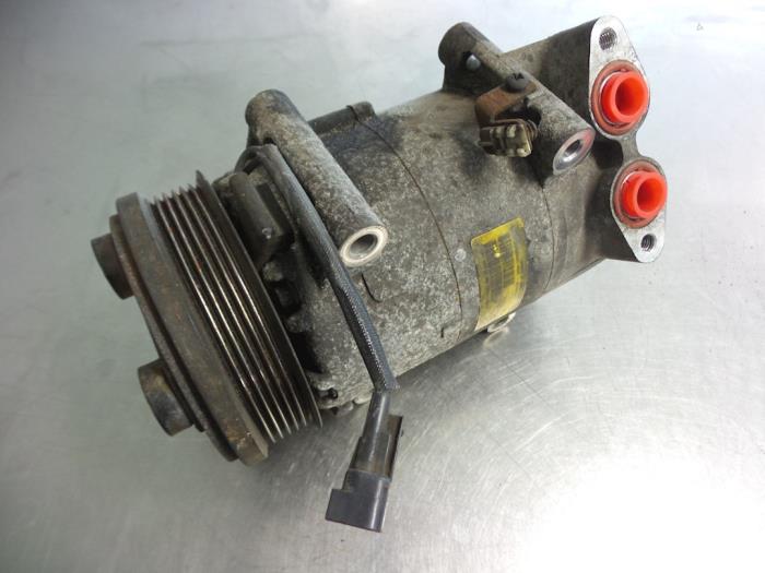 Air conditioning pump from a Ford Focus 2 Wagon 1.6 TDCi 16V 90 2006