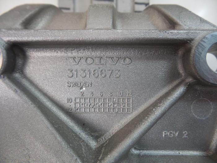 Support pompe clim d'un Volvo V70 (BW) 2.4 D5 20V 215 AWD Autom. 2012