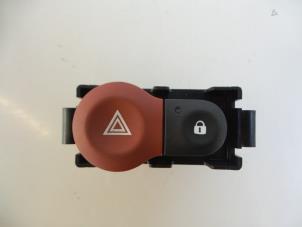 Used Panic lighting switch Renault Clio III (BR/CR) 1.5 dCi FAP Price € 7,50 Margin scheme offered by Autobedrijf Broekhuis B.V.
