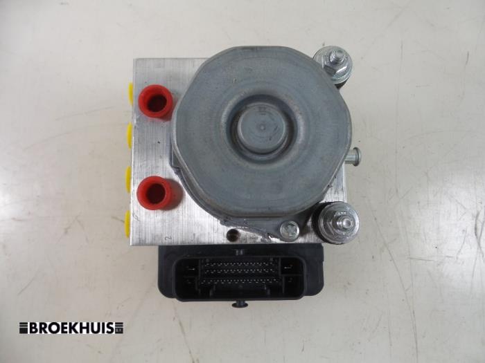 Used ABS pump Toyota Aygo (B40) 1.0 12V VVT-i Price € 35,00 Margin scheme offered by Autobedrijf Broekhuis B.V.