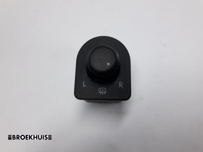 Używane Przelacznik lusterka Volkswagen Fox (5Z) 1.2 Cena € 10,00 Procedura marży oferowane przez Autobedrijf Broekhuis B.V.