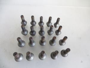 Used Set of wheel bolts Opel Vivaro 1.9 DI Price € 18,15 Inclusive VAT offered by Autobedrijf Broekhuis B.V.