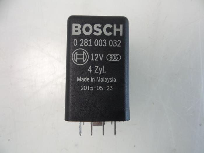 Glow plug relay Volkswagen Passat Variant 1.6 TDI 16V 038907281B