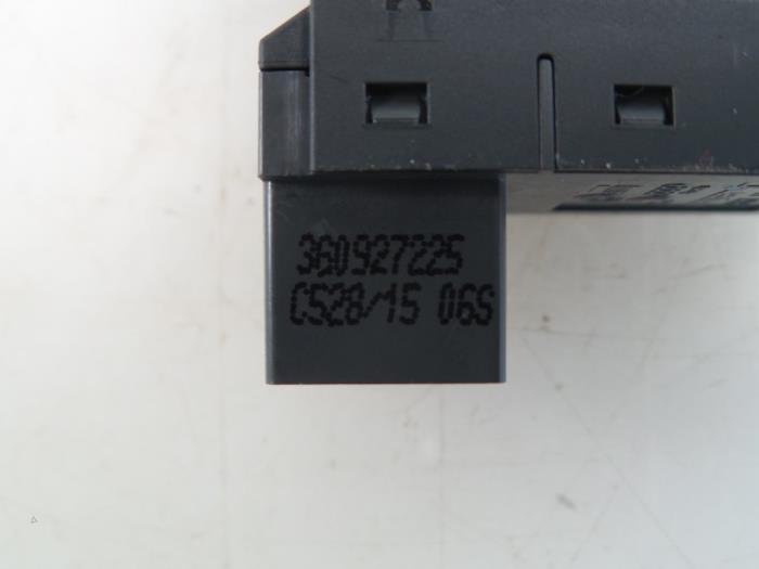 Interruptor de freno de mano de un Volkswagen Passat Variant (3G5) 1.6 TDI 16V 2015