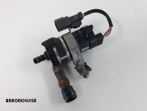 Used Headlight washer pump Honda Civic (FK/FN) 1.8i VTEC 16V Price € 15,00 Margin scheme offered by Autobedrijf Broekhuis B.V.