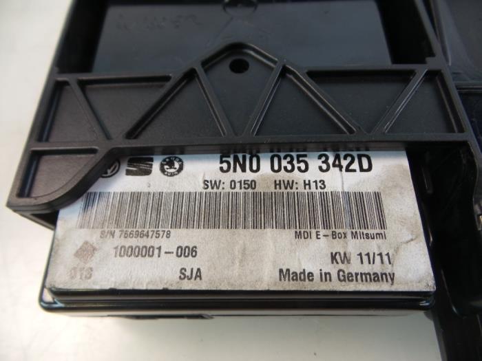 Unité de contrôle Multimedia d'un Volkswagen Golf Plus (5M1/1KP) 1.6 TDI 16V 105 2011