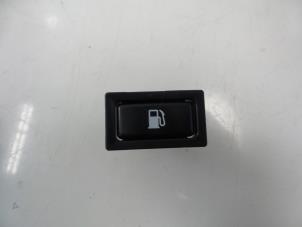 Used Tank cap cover switch Toyota Avensis (T25/B1B) 2.0 16V D-4D-F Price € 10,00 Margin scheme offered by Autobedrijf Broekhuis B.V.