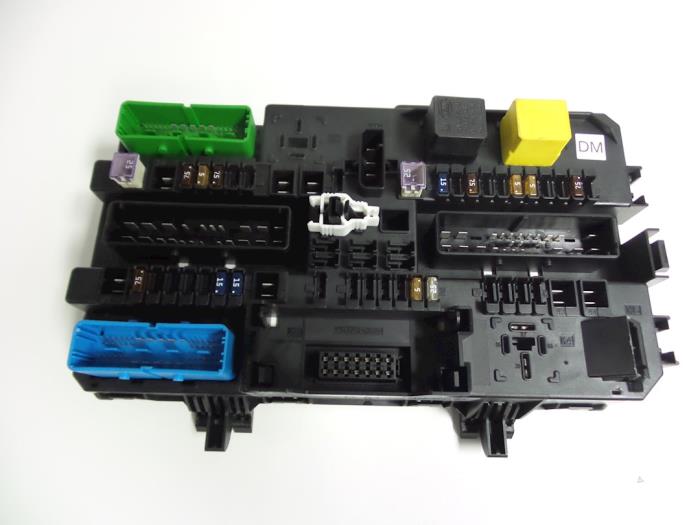 Fuse box Opel Astra H 1.6 16V Twinport - 13181276 HELLA