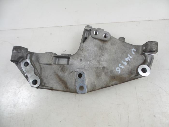 Engine mount from a Opel Vivaro 2.0 CDTI 2012