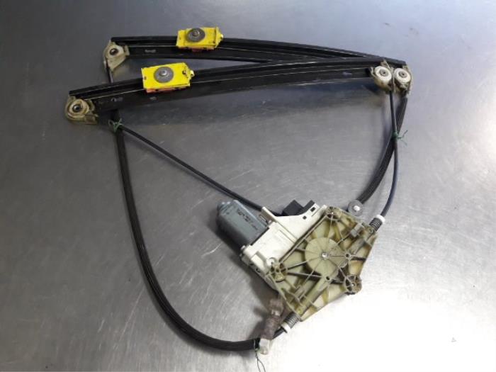 Window lifting mechanism without motor