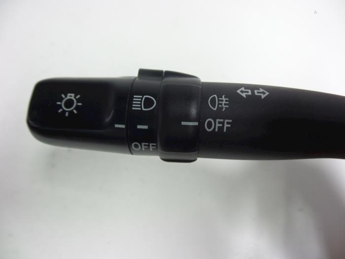 Indicator switch from a Toyota Corolla Verso (R10/11) 1.8 16V VVT-i 2004
