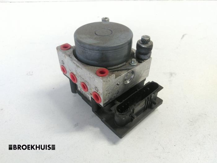 Usagé Bloc ABS Renault Clio III (BR/CR) 1.5 dCi 85 Prix € 25,00 Règlement à la marge proposé par Autobedrijf Broekhuis B.V.