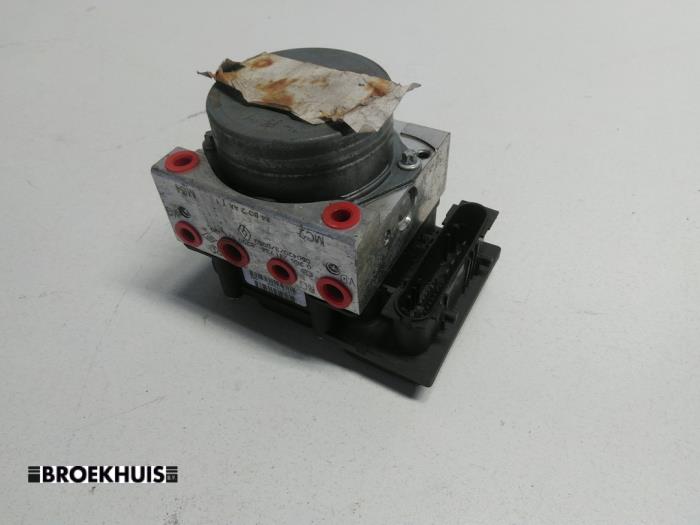 Usagé Pompe ABS Renault Scénic II (JM) 1.5 dCi 105 Prix € 40,00 Règlement à la marge proposé par Autobedrijf Broekhuis B.V.