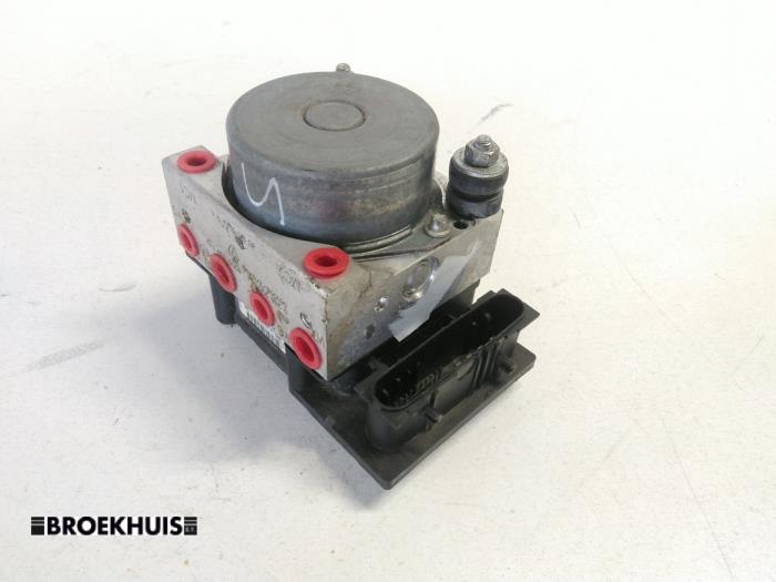 Used ABS pump Renault Clio III (BR/CR) 1.2 16V 75 Price € 30,00 Margin scheme offered by Autobedrijf Broekhuis B.V.