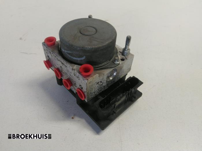 Usagé Bloc ABS Renault Clio III (BR/CR) 1.2 16V 75 Prix € 20,00 Règlement à la marge proposé par Autobedrijf Broekhuis B.V.